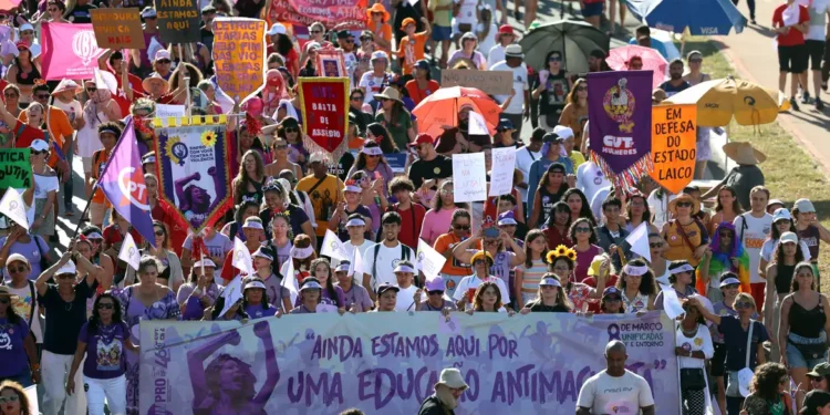 Ato no DF atrai milhares pelo pelo fim do feminicídio e da precarização do trabalho