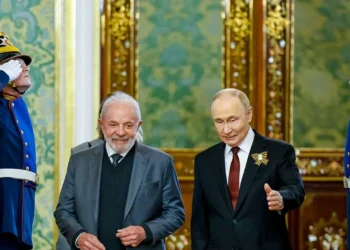 Brasil e Rússia firmam acordo para ampliar cooperação diante de ameaças de sanções dos EUA