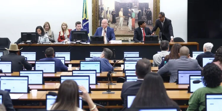 Comissão da Câmara aprova aumento de pena para aliciamento de crianças na internet
