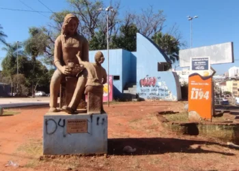 Do luxo ao lixo: Praça dos Imigrantes é esquecida e se transforma em cenário de abandono