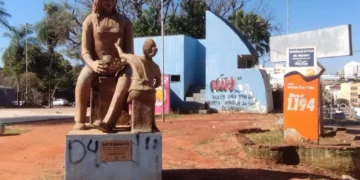 Do luxo ao lixo: Praça dos Imigrantes é esquecida e se transforma em cenário de abandono