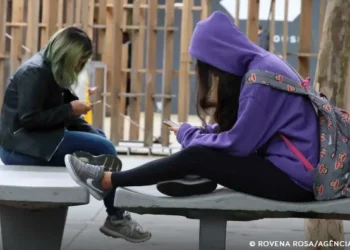 Restrição a celular na escola ganha adesão no Brasil e no mundo