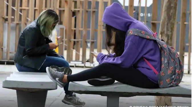 Restrição a celular na escola ganha adesão no Brasil e no mundo
