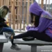 Restrição a celular na escola ganha adesão no Brasil e no mundo